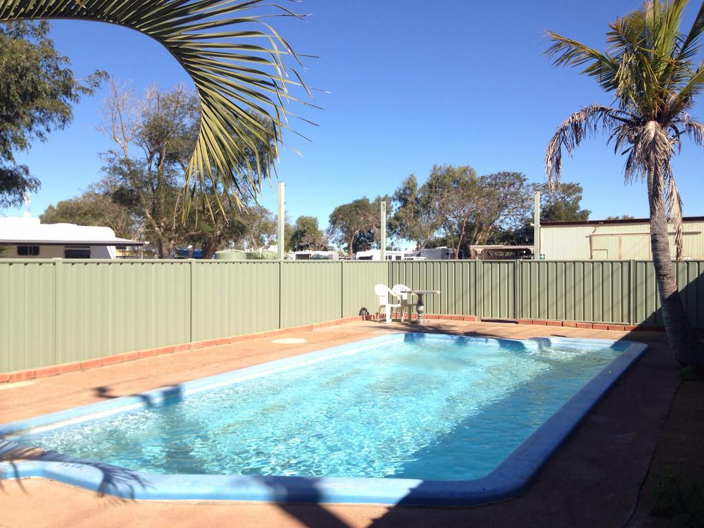 Outback Oasis Caravan Park Carnarvon Buitenkant foto