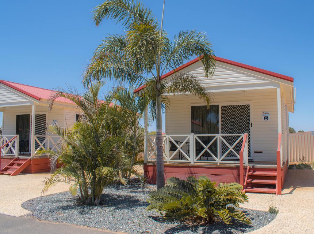 Outback Oasis Caravan Park Carnarvon Buitenkant foto